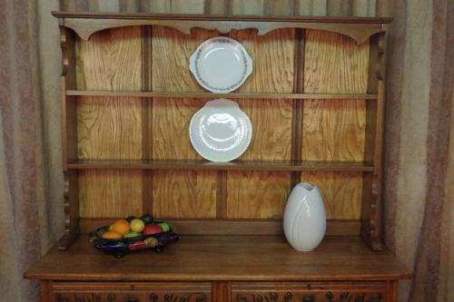 A GORGEOUS SOLID OAK SIDE SERVER, IN FABULOUS CONDITION! AWESOME IN ANY DINING AREA!!