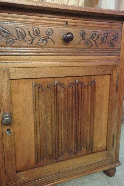 A GORGEOUS SOLID OAK SIDE SERVER, IN FABULOUS CONDITION! AWESOME IN ANY DINING AREA!!