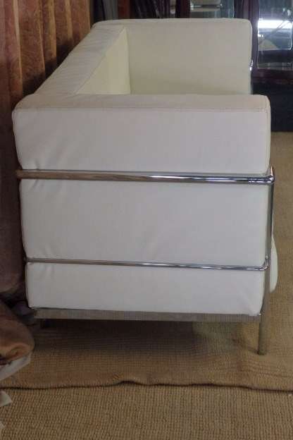 A STUNNING "LE CORBUSIER" GENUINE WHITE LEATHER AND CHROME TWO SEATER SOFA IN AWESOME CONDITION