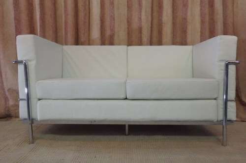 A STUNNING "LE CORBUSIER" GENUINE WHITE LEATHER AND CHROME TWO SEATER SOFA IN AWESOME CONDITION