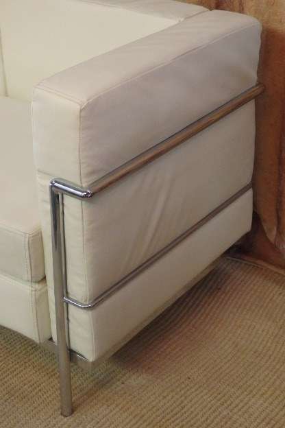 A STUNNING "LE CORBUSIER" GENUINE WHITE LEATHER AND CHROME TWO SEATER SOFA IN AWESOME CONDITION