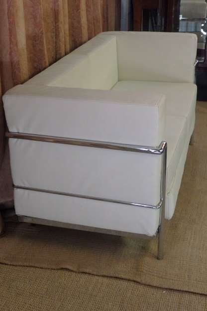 A STUNNING "LE CORBUSIER" GENUINE WHITE LEATHER AND CHROME TWO SEATER SOFA IN AWESOME CONDITION