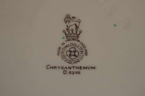 A SPECTACULAR (LARGE) ROYAL DOULTON PORCELAIN BOWL IN THE CHRYSANTHEMUM (D6299) PATTERN