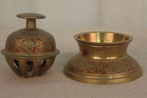 A STUNNING HAND ENGRAVED BUDDHIST BRASS CLAW BELL/ MANTRA BELL WITH BEAUTIFUL DETAILING