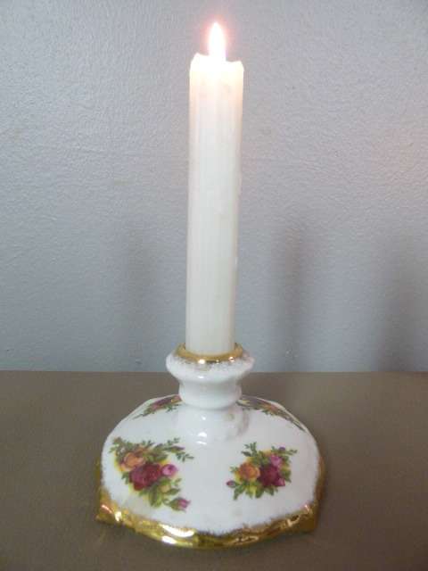 2 BEAUTIFUL, VERY ELEGANT ROYAL ALBERT CANDLE HOLDERS WITH OLD COUNTRY ROSES PATTERN!