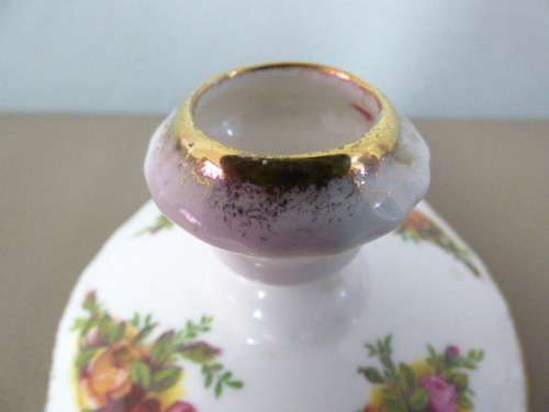 2 BEAUTIFUL, VERY ELEGANT ROYAL ALBERT CANDLE HOLDERS WITH OLD COUNTRY ROSES PATTERN!