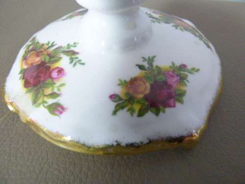 2 BEAUTIFUL, VERY ELEGANT ROYAL ALBERT CANDLE HOLDERS WITH OLD COUNTRY ROSES PATTERN!