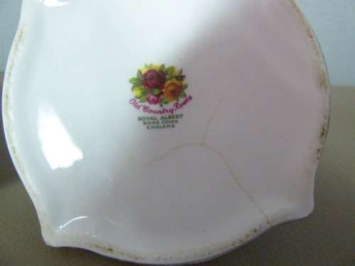 2 BEAUTIFUL, VERY ELEGANT ROYAL ALBERT CANDLE HOLDERS WITH OLD COUNTRY ROSES PATTERN!