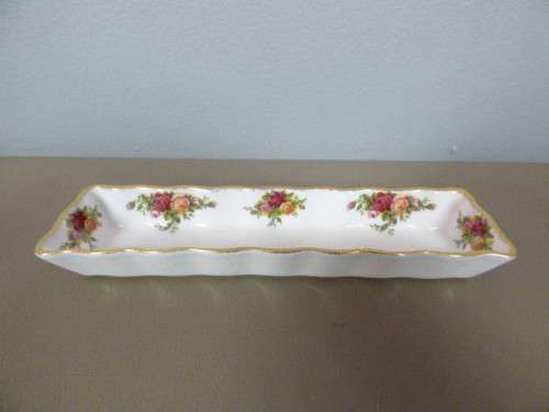 A GORGEOUS, ELEGANT ROYAL ALBERT MINT TRAY , MONTROSE SHAPE, WITH OLD COUNTRY ROSES PATTERN!