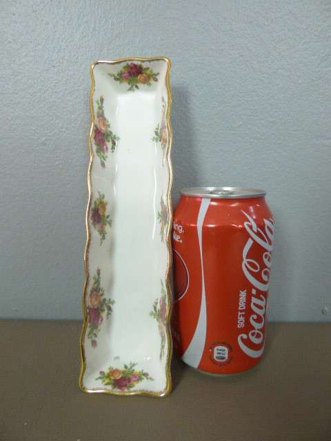 A GORGEOUS, ELEGANT ROYAL ALBERT MINT TRAY , MONTROSE SHAPE, WITH OLD COUNTRY ROSES PATTERN!