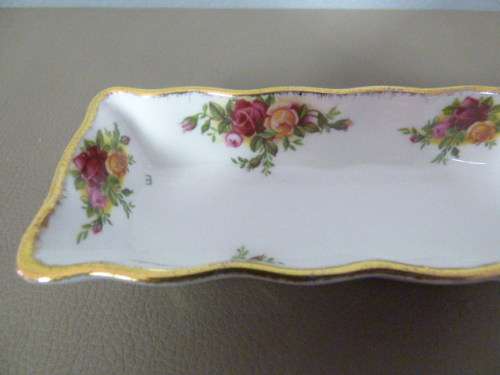 A GORGEOUS, ELEGANT ROYAL ALBERT MINT TRAY , MONTROSE SHAPE, WITH OLD COUNTRY ROSES PATTERN!