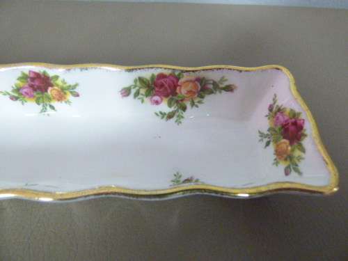A GORGEOUS, ELEGANT ROYAL ALBERT MINT TRAY , MONTROSE SHAPE, WITH OLD COUNTRY ROSES PATTERN!