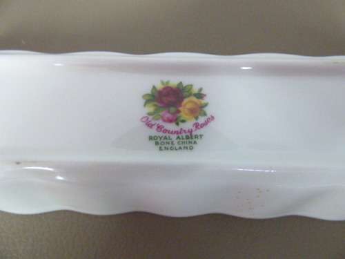 A GORGEOUS, ELEGANT ROYAL ALBERT MINT TRAY , MONTROSE SHAPE, WITH OLD COUNTRY ROSES PATTERN!