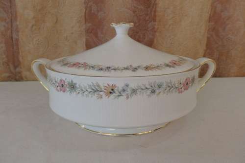 AN EXQUISITE PARAGON OF ENGLAND PORCELAIN TUREEN IN THE STUNNING "BELINDA" PATTERN