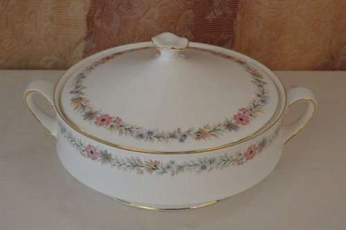 AN EXQUISITE PARAGON OF ENGLAND PORCELAIN TUREEN IN THE STUNNING "BELINDA" PATTERN