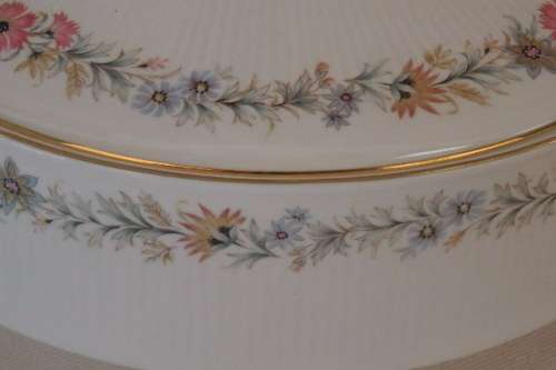 AN EXQUISITE PARAGON OF ENGLAND PORCELAIN TUREEN IN THE STUNNING "BELINDA" PATTERN