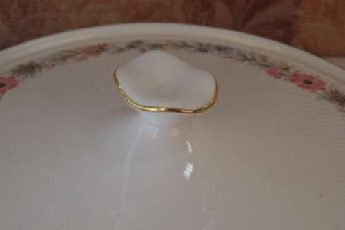 AN EXQUISITE PARAGON OF ENGLAND PORCELAIN TUREEN IN THE STUNNING "BELINDA" PATTERN