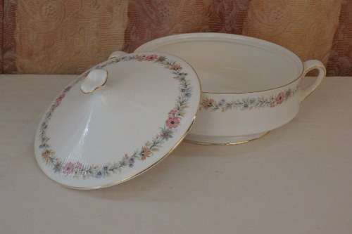 AN EXQUISITE PARAGON OF ENGLAND PORCELAIN TUREEN IN THE STUNNING "BELINDA" PATTERN