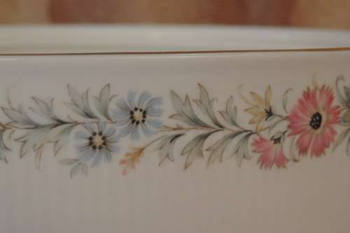 AN EXQUISITE PARAGON OF ENGLAND PORCELAIN TUREEN IN THE STUNNING "BELINDA" PATTERN