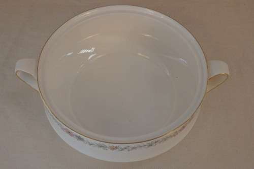 AN EXQUISITE PARAGON OF ENGLAND PORCELAIN TUREEN IN THE STUNNING "BELINDA" PATTERN