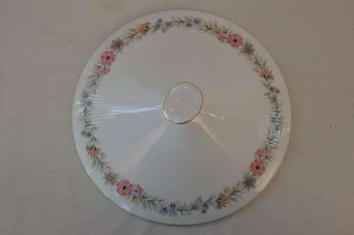 AN EXQUISITE PARAGON OF ENGLAND PORCELAIN TUREEN IN THE STUNNING "BELINDA" PATTERN