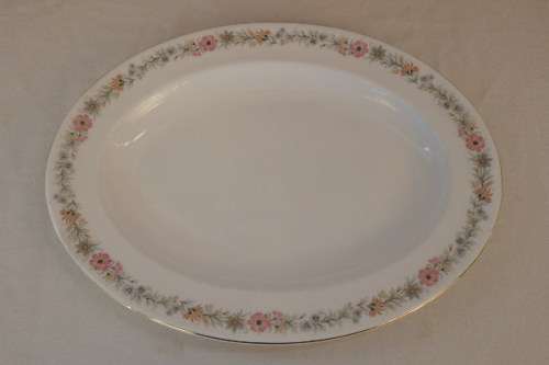 A STUNNING PARAGON OF ENGLAND PORCELAIN OVAL MEAT PLATTER IN THE STUNNING "BELINDA" PATTERN