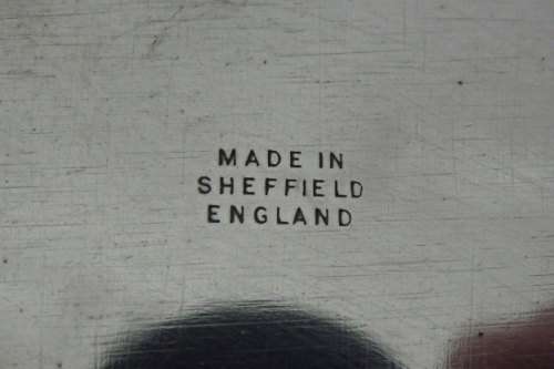 AN EXQUISITE VINTAGE SILVER PLATED ROUND FOOTED SERVING TRAY WITH STUNNING ORNATE ENGRAVED DETAILING