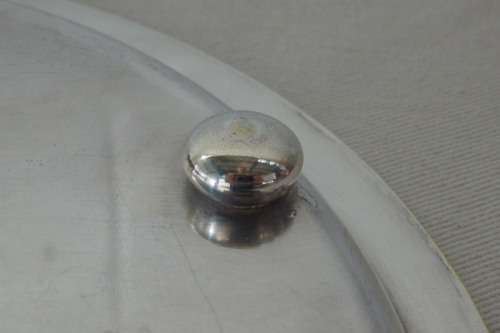 AN EXQUISITE VINTAGE SILVER PLATED ROUND FOOTED SERVING TRAY WITH STUNNING ORNATE ENGRAVED DETAILING