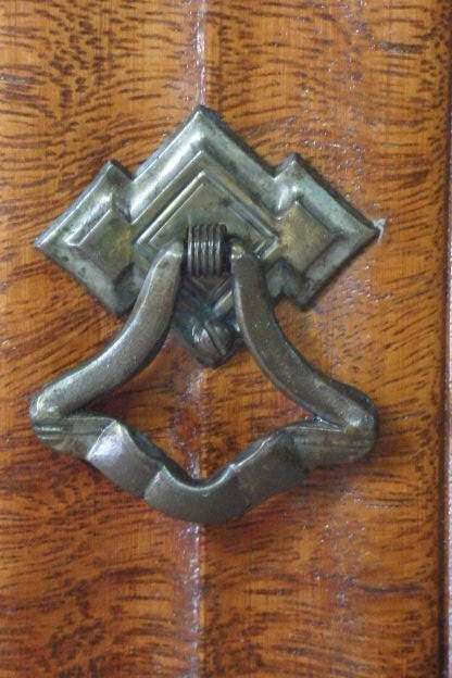 A SPECTACULAR ANTIQUE SOLID BLACKWOOD CHEST OF DRAWERS WITH 4 GOOD SIZE DRAWERS & ART DECO HANDLES