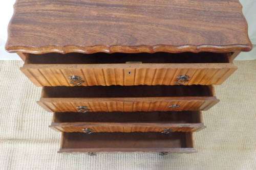 A SPECTACULAR ANTIQUE SOLID BLACKWOOD CHEST OF DRAWERS WITH 4 GOOD SIZE DRAWERS & ART DECO HANDLES