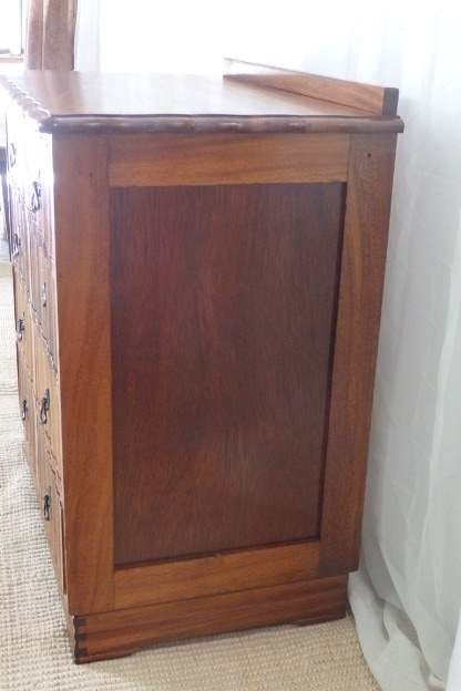 A SPECTACULAR ANTIQUE SOLID BLACKWOOD CHEST OF DRAWERS WITH 4 GOOD SIZE DRAWERS & ART DECO HANDLES