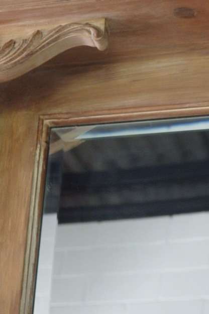 A BEAUTIFUL WALL MANTEL MIRROR WITH A BEVELLED GLASS MIRROR AND EXQUISITE CORNICE TOP