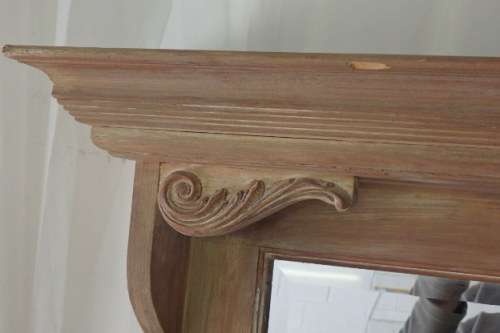 A BEAUTIFUL WALL MANTEL MIRROR WITH A BEVELLED GLASS MIRROR AND EXQUISITE CORNICE TOP