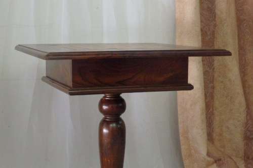 A BEAUTIFULLY MADE VINTAGE SOLID TEAK PEDESTAL CHESS BOARD WITH TEAK AND YELLOW WOOD INLAY SQUARES