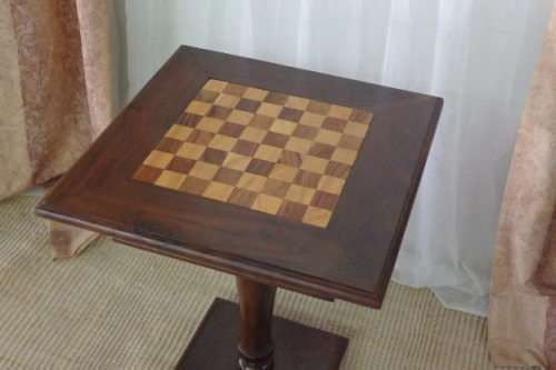 A BEAUTIFULLY MADE VINTAGE SOLID TEAK PEDESTAL CHESS BOARD WITH TEAK AND YELLOW WOOD INLAY SQUARES
