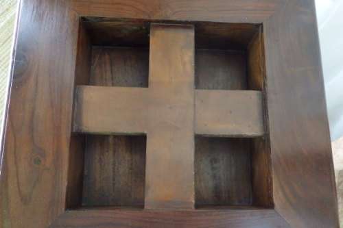 A BEAUTIFULLY MADE VINTAGE SOLID TEAK PEDESTAL CHESS BOARD WITH TEAK AND YELLOW WOOD INLAY SQUARES