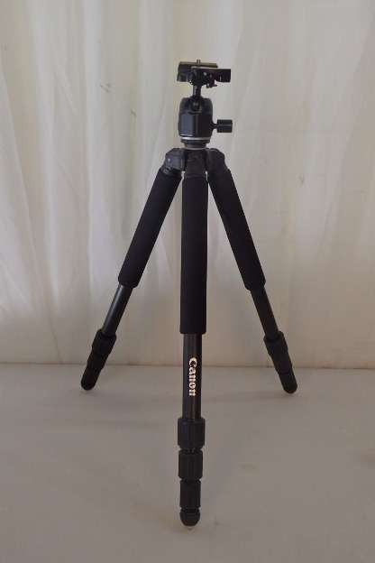 A FANTASTIC CANON CAMERA TRIPOD WITH 3-LEVEL HEIGHT ADJUSTMENT, CAMERA TILT & CAMERA QUICK RELEASE