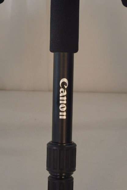 A FANTASTIC CANON CAMERA TRIPOD WITH 3-LEVEL HEIGHT ADJUSTMENT, CAMERA TILT & CAMERA QUICK RELEASE