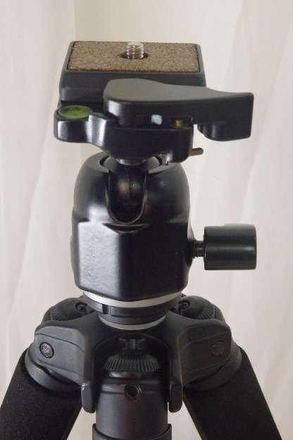 A FANTASTIC CANON CAMERA TRIPOD WITH 3-LEVEL HEIGHT ADJUSTMENT, CAMERA TILT & CAMERA QUICK RELEASE