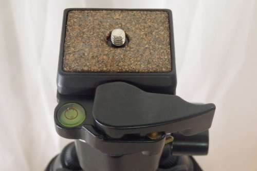 A FANTASTIC CANON CAMERA TRIPOD WITH 3-LEVEL HEIGHT ADJUSTMENT, CAMERA TILT & CAMERA QUICK RELEASE