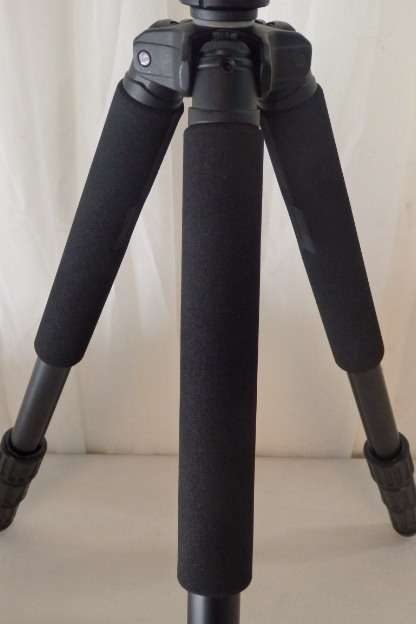 A FANTASTIC CANON CAMERA TRIPOD WITH 3-LEVEL HEIGHT ADJUSTMENT, CAMERA TILT & CAMERA QUICK RELEASE