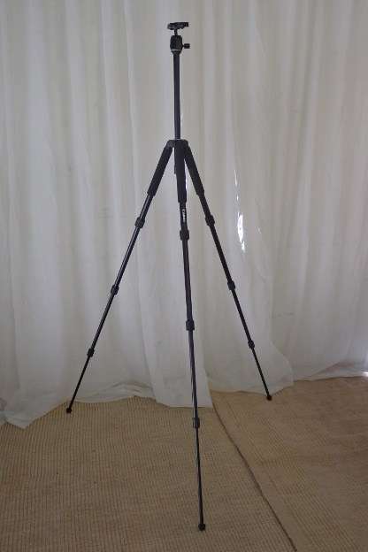 A FANTASTIC CANON CAMERA TRIPOD WITH 3-LEVEL HEIGHT ADJUSTMENT, CAMERA TILT & CAMERA QUICK RELEASE