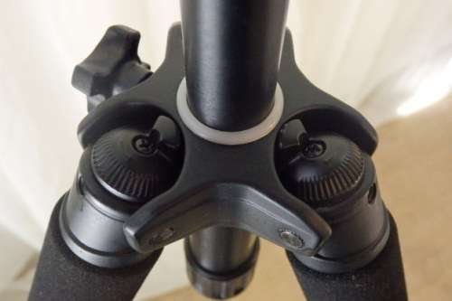 A FANTASTIC CANON CAMERA TRIPOD WITH 3-LEVEL HEIGHT ADJUSTMENT, CAMERA TILT & CAMERA QUICK RELEASE