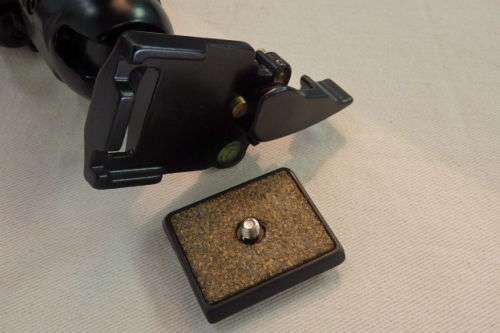 A FANTASTIC CANON CAMERA TRIPOD WITH 3-LEVEL HEIGHT ADJUSTMENT, CAMERA TILT & CAMERA QUICK RELEASE