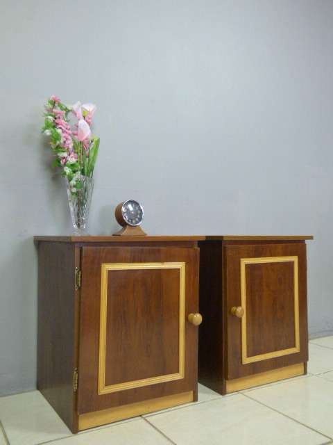 A BEAUTIFUL, STYLISH MATCHING PAIR OF BEDSIDE PEDESTALS, IN FANTASTIC CONDITION!Bid/ped