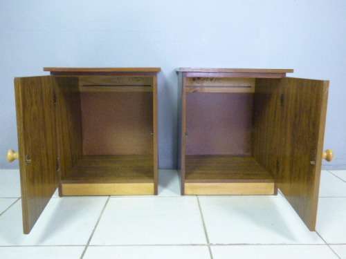 A BEAUTIFUL, STYLISH MATCHING PAIR OF BEDSIDE PEDESTALS, IN FANTASTIC CONDITION!Bid/ped