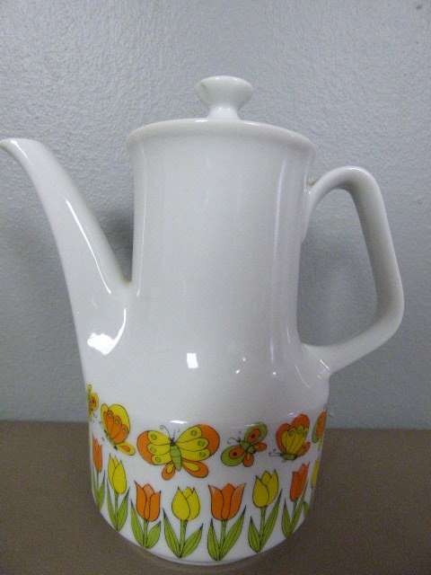 A BEAUTIFUL BRIGHTLY COLOURED TEA SET w TEAPOT, SUGAR BOWL & MILK JUG! GORGEOUS!