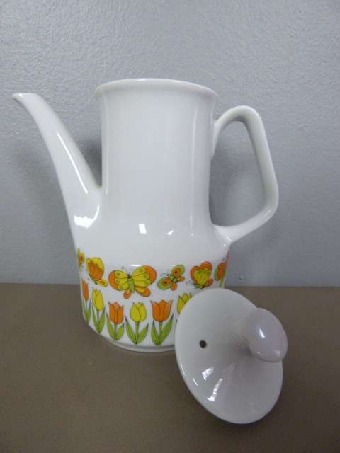 A BEAUTIFUL BRIGHTLY COLOURED TEA SET w TEAPOT, SUGAR BOWL & MILK JUG! GORGEOUS!