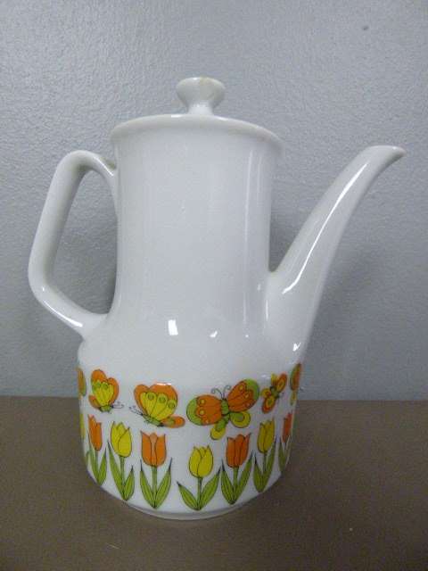 A BEAUTIFUL BRIGHTLY COLOURED TEA SET w TEAPOT, SUGAR BOWL & MILK JUG! GORGEOUS!