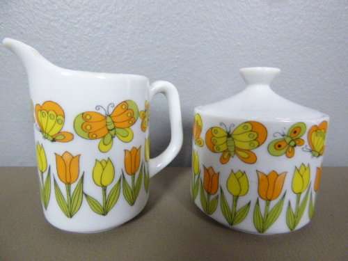 A BEAUTIFUL BRIGHTLY COLOURED TEA SET w TEAPOT, SUGAR BOWL & MILK JUG! GORGEOUS!